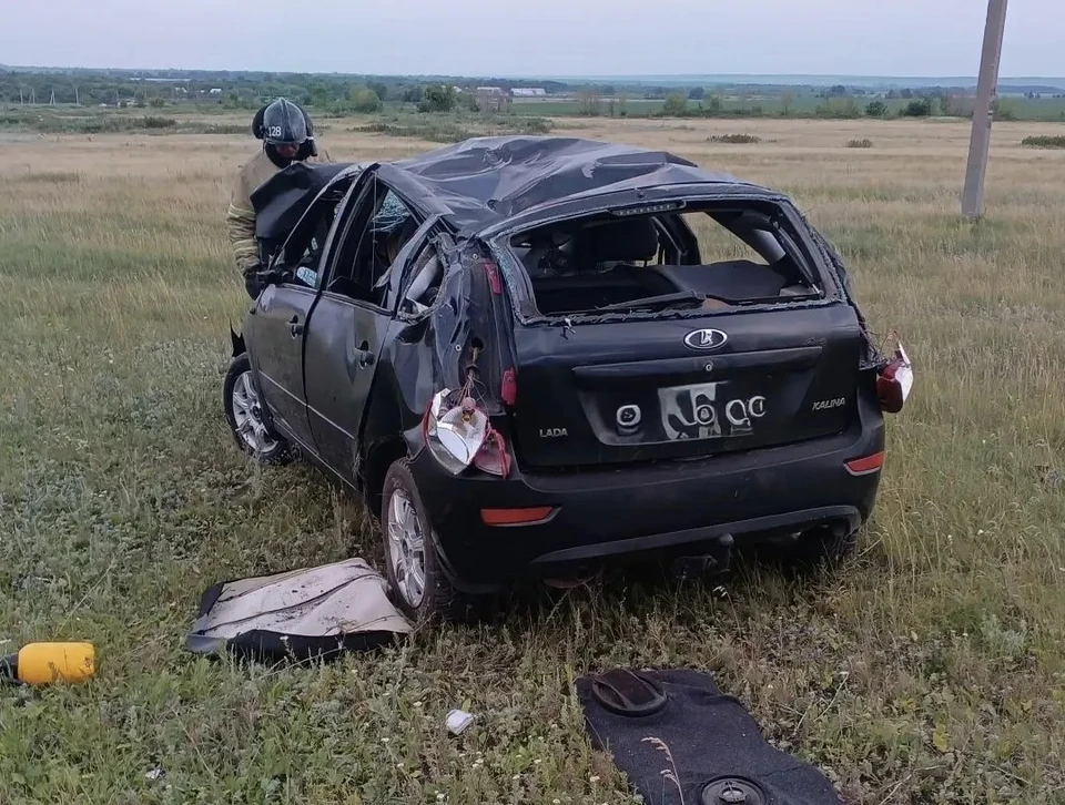Погибшего из автомобиля доставали спасатели-пожарные / Фото: Центр по делам ГО, ПБ и ЧС