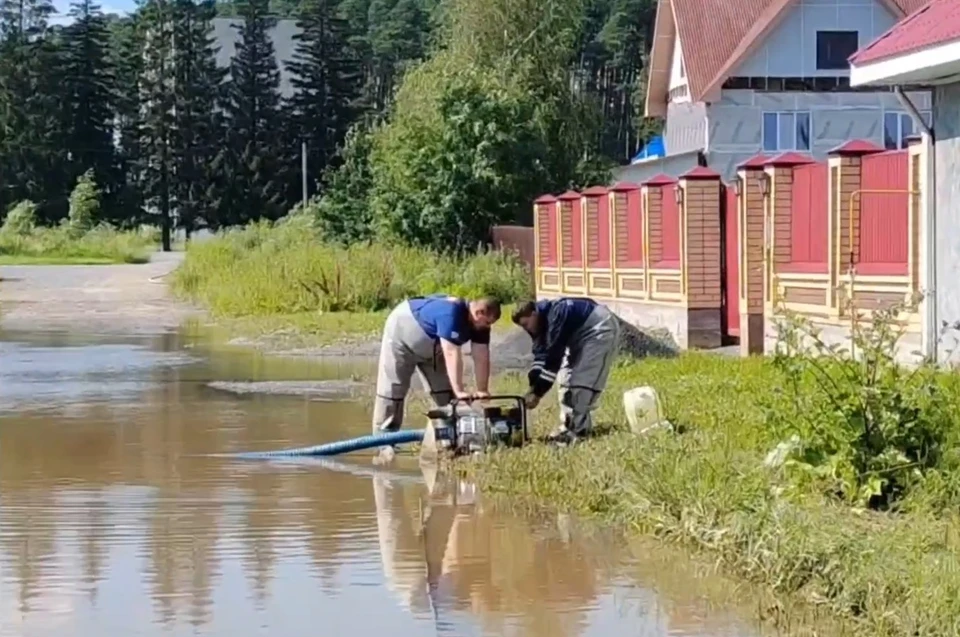 Во многих населенных пунктах продолжается откачка воды