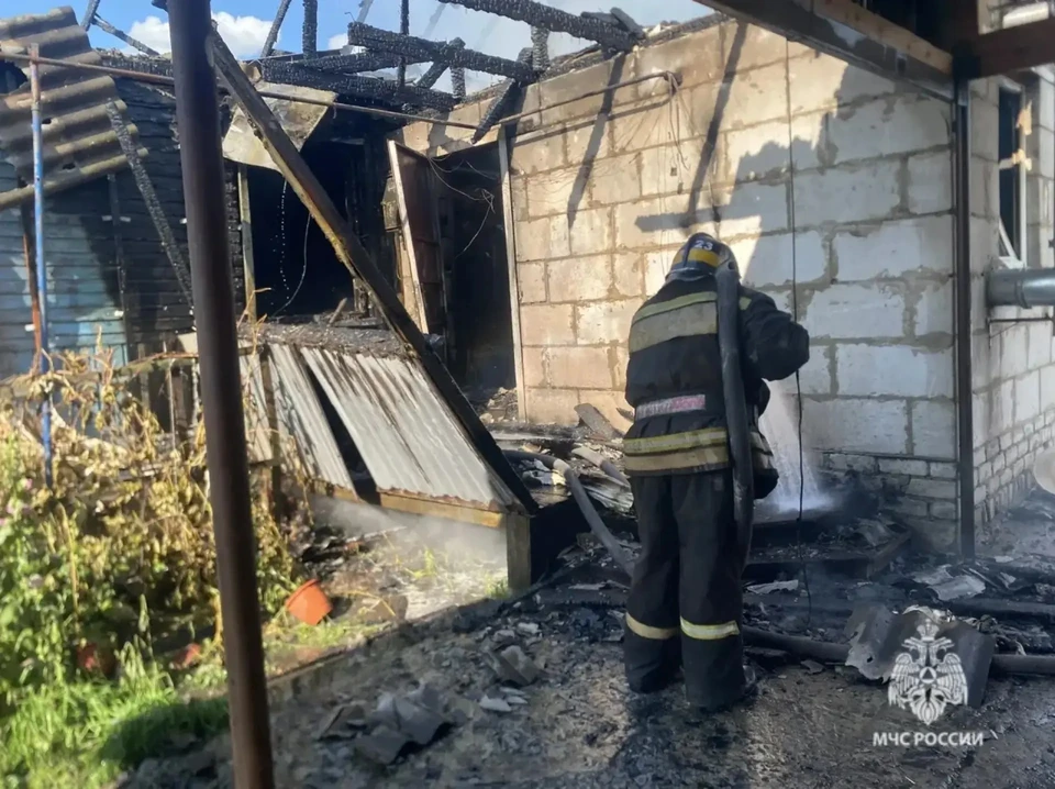 Спасатели потушили пожар.