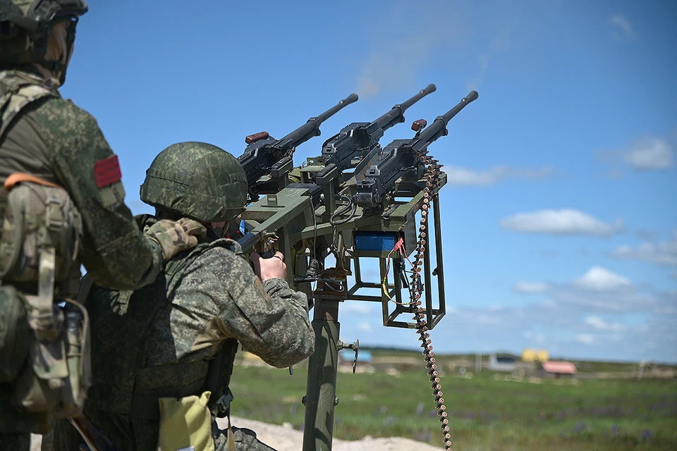 Занятия новобранцев расчетов российских мобильных огневых групп на военном полигоне.