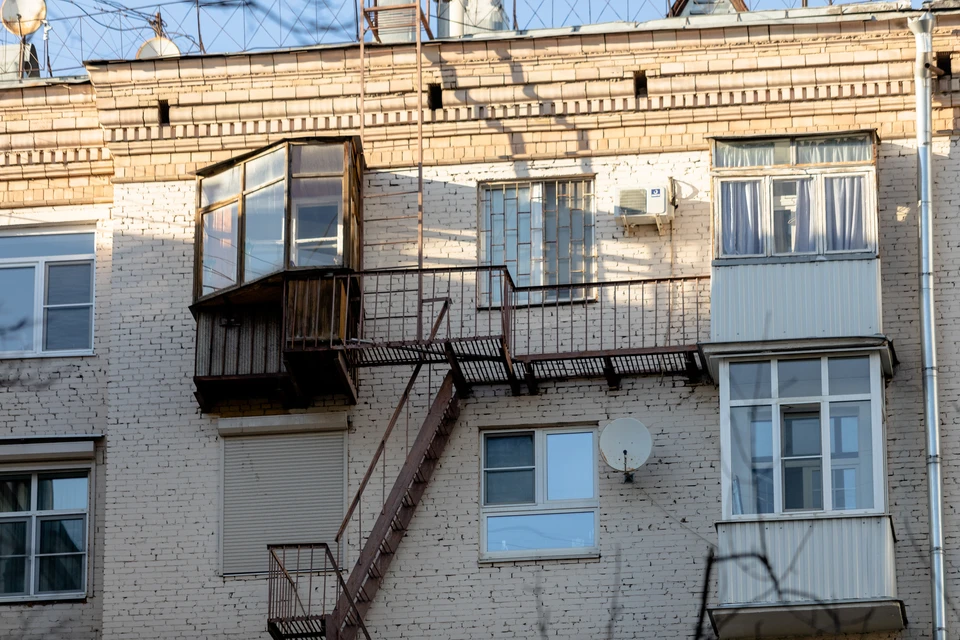 В Дзержинске спасатели сняли с козырька балкона женщину, выпавшую из окна.