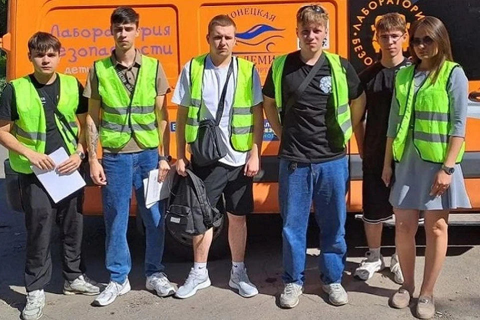 Студенты Донецкой академии транспорта обследовали дороги у школ Донецка. Фото: Минтранс ДНР