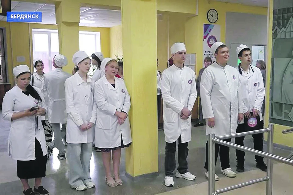 В день открытых дверей студенты Бердянского медколледжа показали вчерашним школьникам, что их ждет на занятиях.