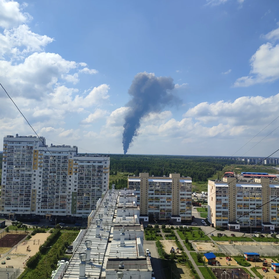 Столб дыма видно издалека.