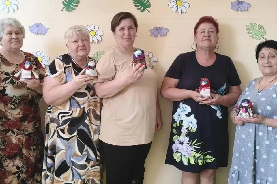 Для пожилых мариупольцев мастер-класс стал не только возможностью прикоснуться к культурному наследию, но и полезной практикой для здоровья. Фото: max.ru/nmrpl