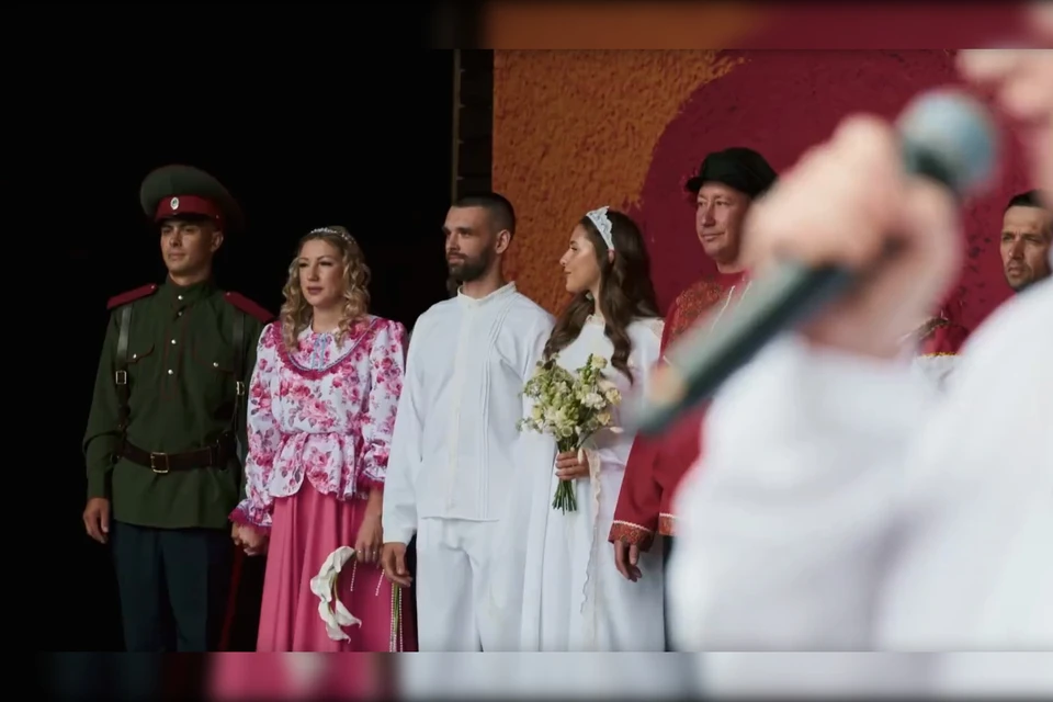 "МИР Сибири" поженил сразу восемь пар. Фото: страница международного фестиваля в соцсетях.