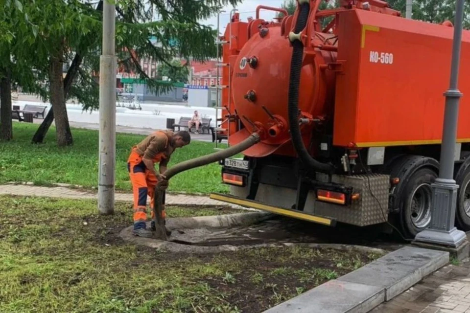 После дождя рабочие займутся уборкой дорог и тротуаров. Фото: администрация города Кирова.