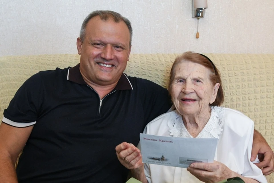 Глава Донецка поздравил со столетним юбилеем жительницу Ворошиловского района. Фото: ТГ/Кулемзин