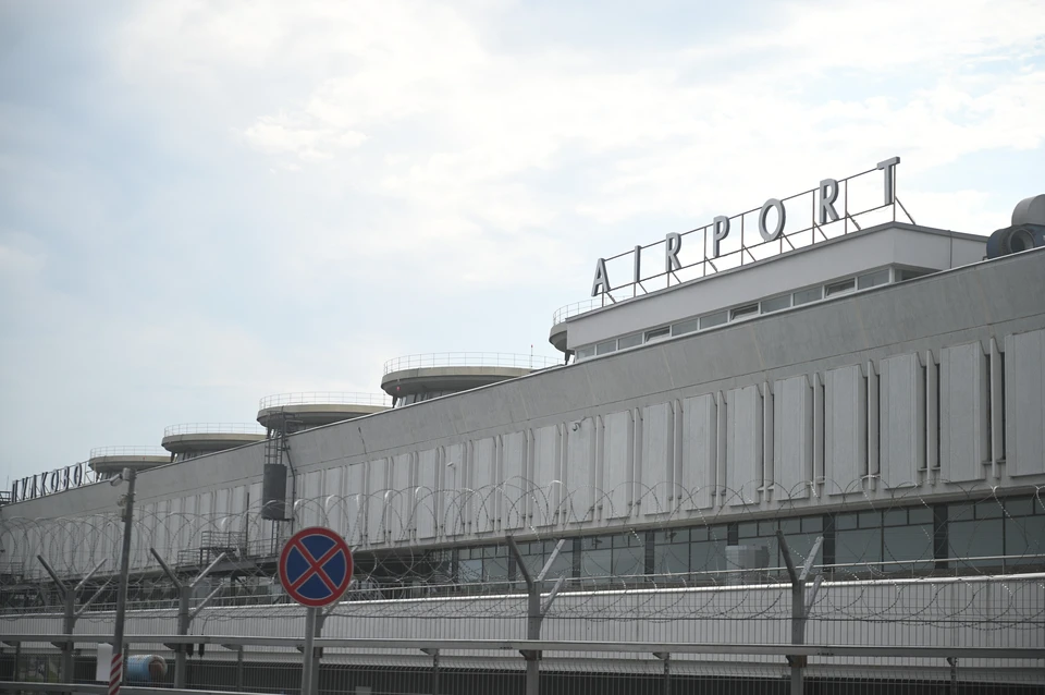 Петербурженка заметила забытую сумку на парковке и забрала из нее деньги.