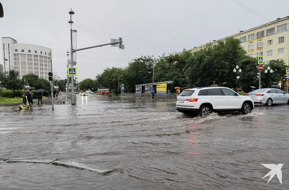 За час мегаполис погрузился под воду