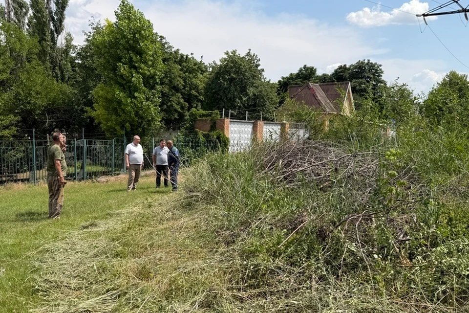 Активисты помогли привести в порядок территорию у санатория «Незабудка»