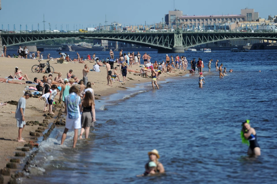 Пляж у Петропавловской крепости был одним из любимых мест петербуржцев в жаркие дни.