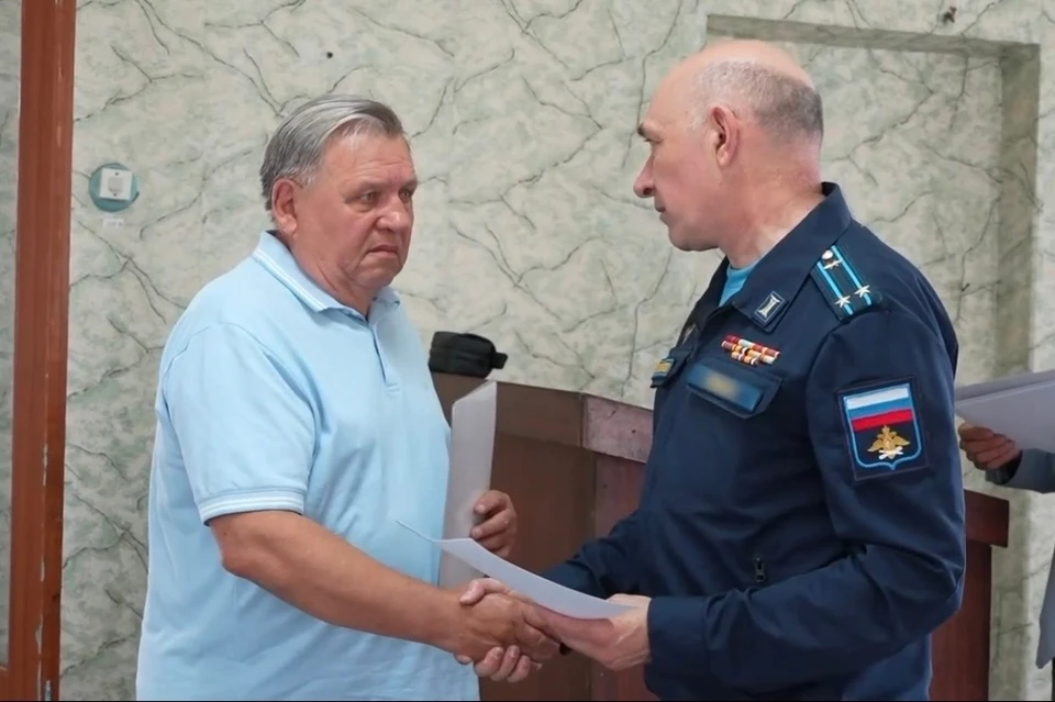 В Свирске наградили речников за спасение пилота рухнувшего Ту-22М3. Фото: Администрация города Свирска.