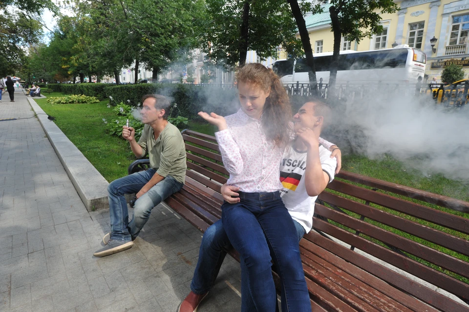 По данным минздрава, опасны не только сигареты, но и другие устройства. Причем не только для самих курильщиков
