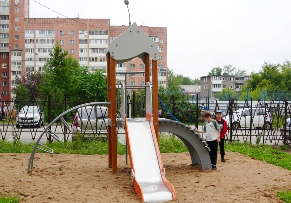 Новая детская площадка появилась во дворе дома на проспекте Декабристов, 22. Фото: страница Дмитрия Малютина ВКонтакте.