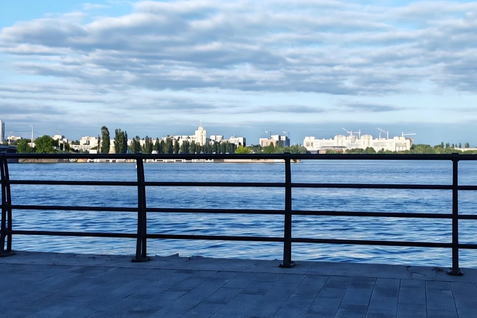 На воронежской набережной летом можно почувствовать атмосферу приморского города. Фото: Амелия СЕРГЕЕВА.
