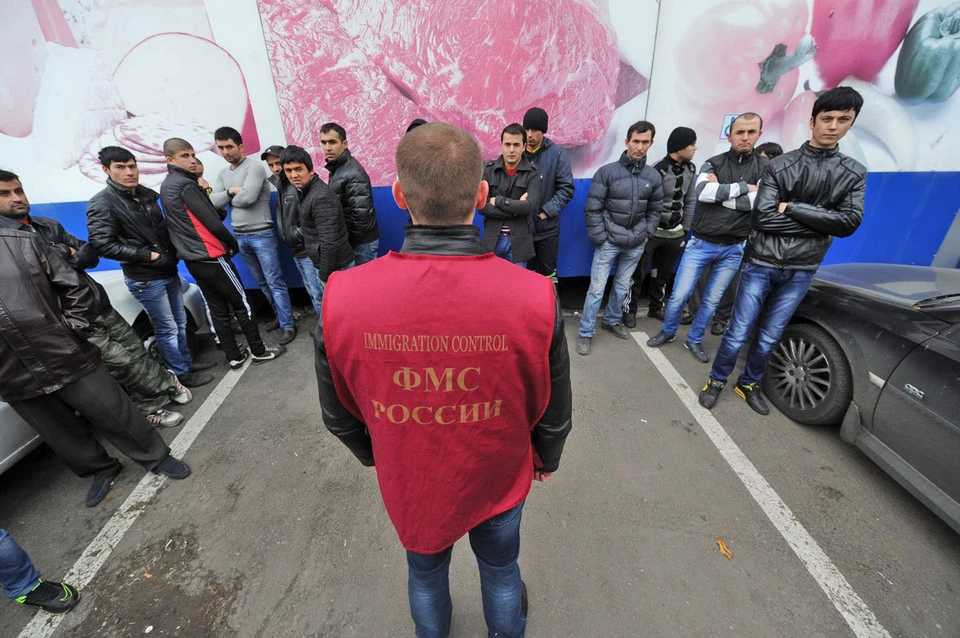 В Госдуме принят новый закон о выдворении мигрантов.