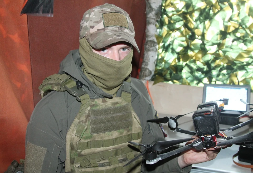 Помимо текущих задач, он ежедневно делится опытом с личным составом. Фото: из личного архива