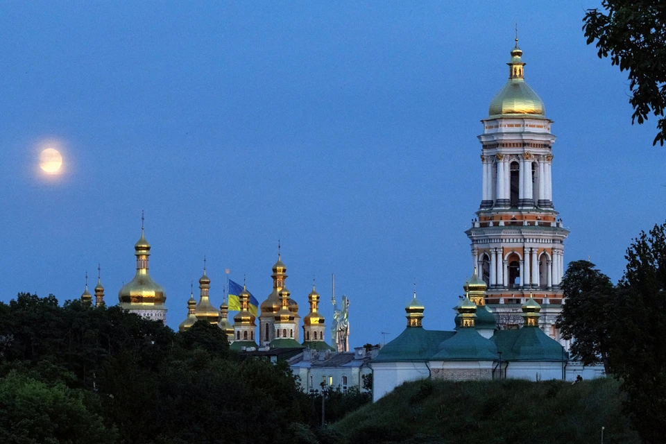 Мощи святых в Лавре накрыли вышиванками