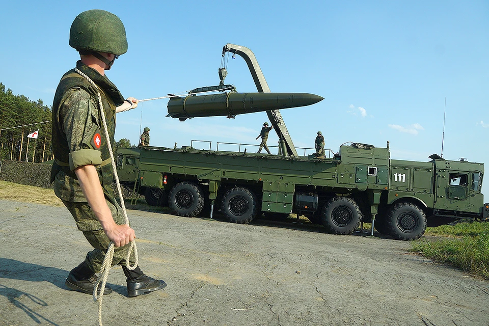 Перегрузка ракеты для российского оперативно-тактического ракетного комплекса "Искандер".
