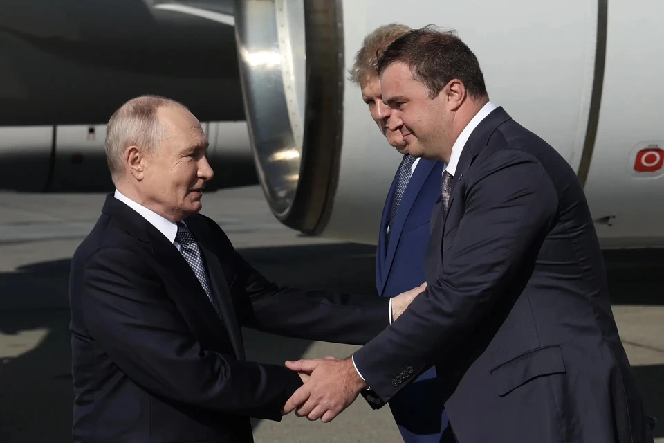 Владимира Путина встретил в аэропорту губернатор Омской области Виталий Хоценко. Фото: пресс-служба губернатора и правительства Омской области