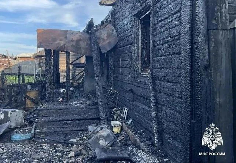 При пожаре в трехквартирном доме в Улан-Удэ погибла 45-летняя женщина Фото: МЧС Бурятии