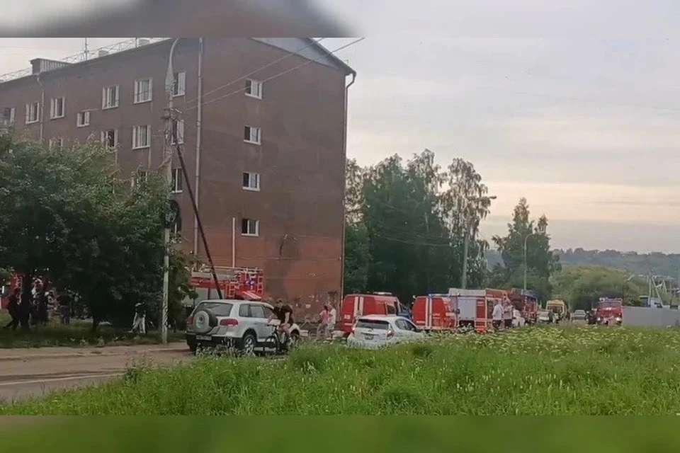 Пожар в общежитии ИГУ в Иркутске тушат на Улан-Баторской