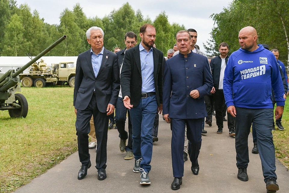 30 июля форум подо Ржевом посетили гости во главе с Дмитрием Медведевым. Рядом с ним - Виталий Королев.