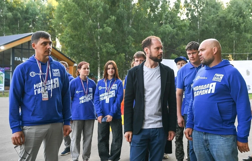 Одиннадцать активистов из Верхневолжья обсудили идеи развития региона с главой области у костра. Фото: max.ru/korolev.