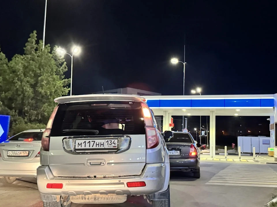 В пятницу в Волгограде вернулись очереди на заправку.