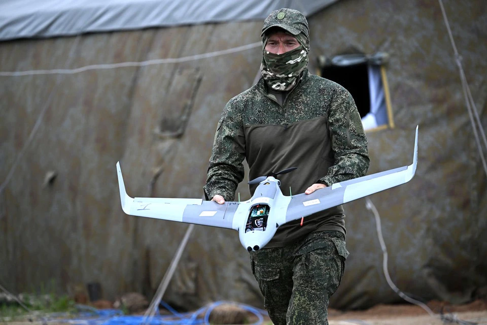 Российские операторы дронов и расчеты артиллерии перемалывают украинских боевиков и иностранных наемников по всей линии боевого соприкосновения.