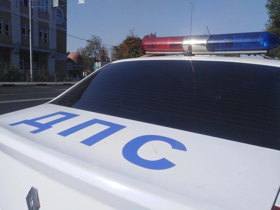 Под Белгородом легковушка слетела с дороги и опрокинулась