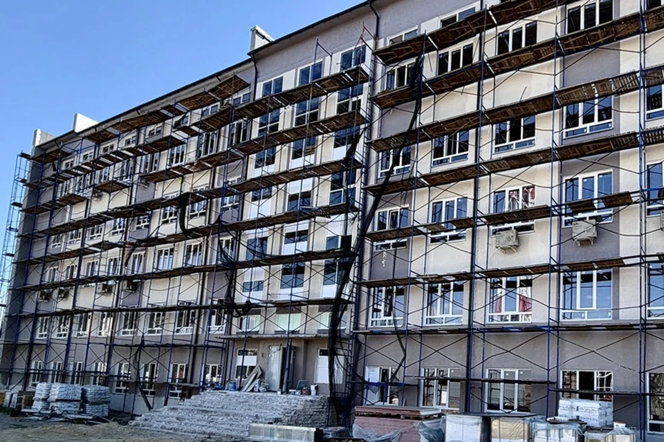 В Администрации Орджоникидзевского района Мариуполя завершены фасадные работы. Фото: Единый заказчик