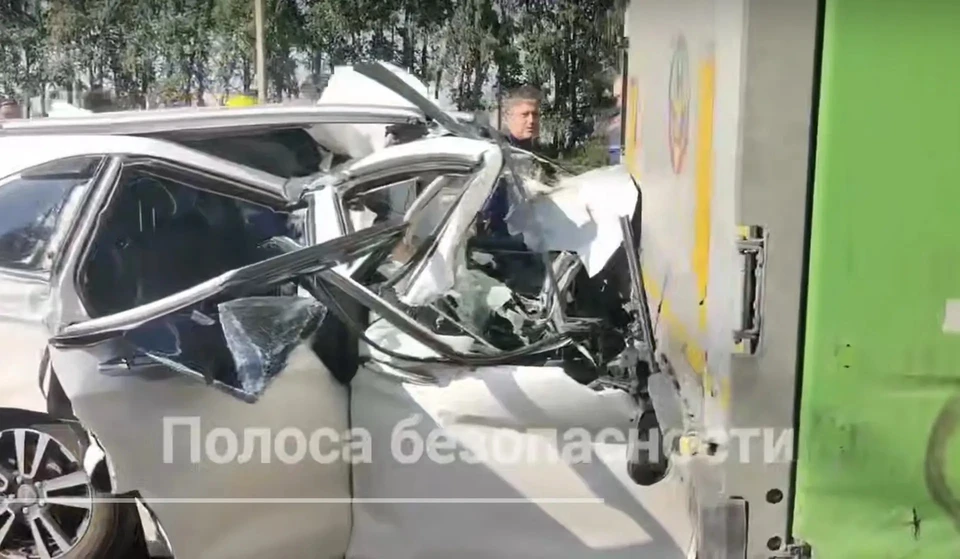 От легковушки не осталось живого места. Фото: Госавтоинспекция Тамбовской области.