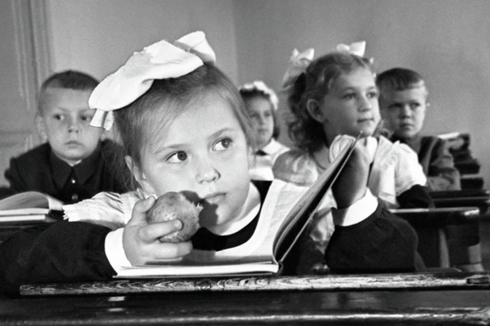Перекус во время урока, 1960-е годы. Фото: Мирослав Муразов / РИА Новости