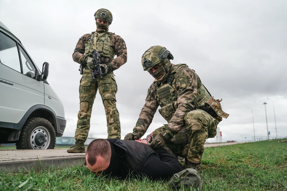 Мошенники вынудили рязанскую пенсионерку лишиться крова, а полицейские настигли курьеров за тысячи километров.
