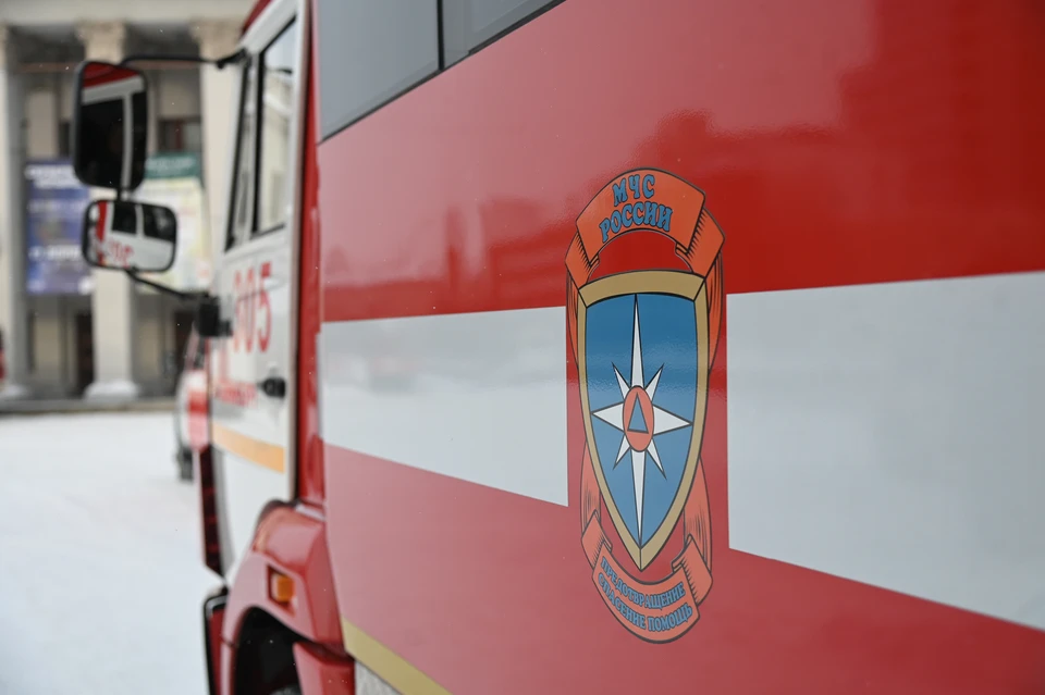 Пожарные расчеты работают на местах