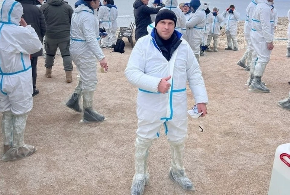 На уборке пляжа от мазута. Настоящий спасатель поможет и человеку, и природе. Фото: из личного архива