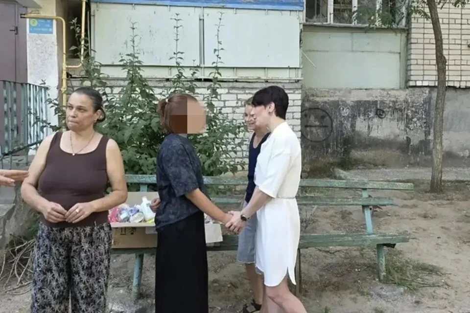 В ходе осмотра жилья члены комиссии зафиксировали явные признаки семейного неблагополучия. Фото: MAX-канал Владимира Оганесова