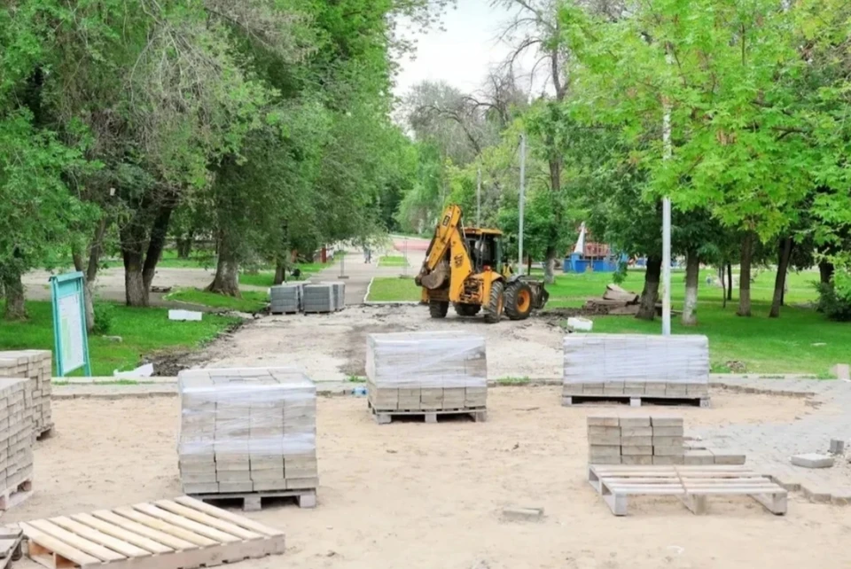 Сейчас в парке ремонтируют входную группу.