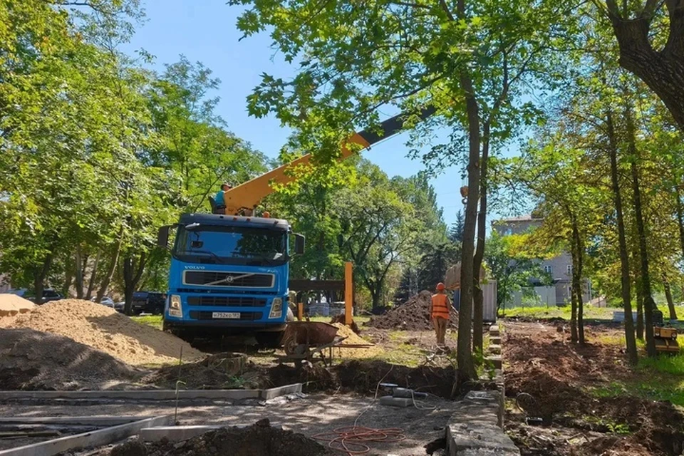 В Стаханове работы на площадке проекта «Земля рекордов» продолжаются. ФОТО: Администрация Стаханова