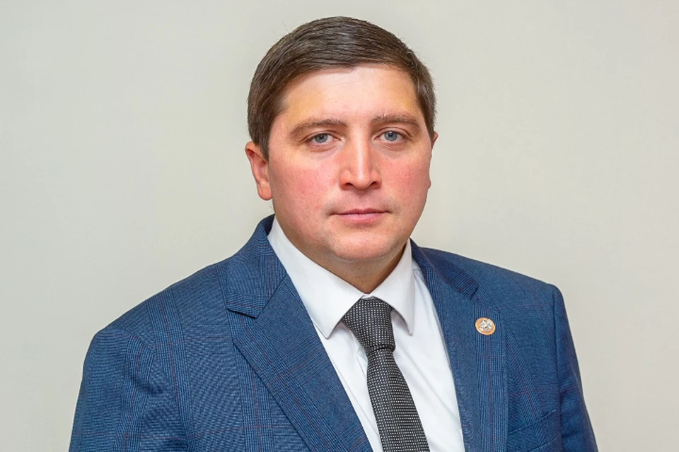 Мэр города поблагодарил частную компанию за восстановление окон в поврежденном доме на Школьном бульваре. Фото: nkama.tatarstan.ru