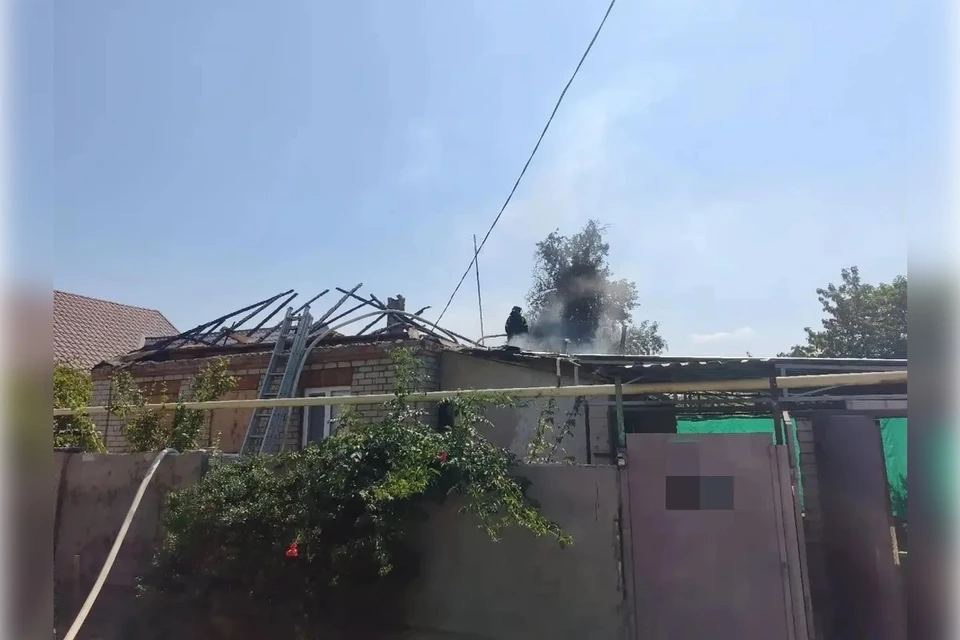 В Таврийске горел дом после налета ВСУ. Фото: Владимир Оганесов/МАХ