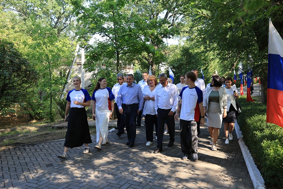 Губернатор посетил "Орленок". Фото: пресс-служба АВО.