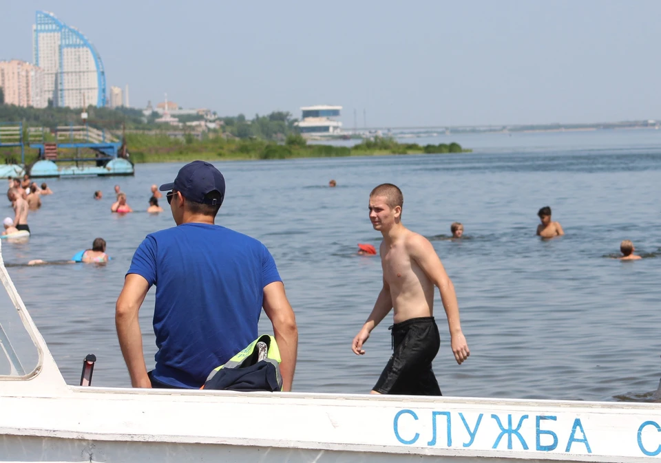 В воду следует заходить там, где дежурят спасатели.