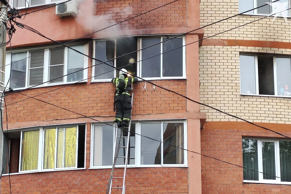 Спасатели потушили квартиру через окно.
