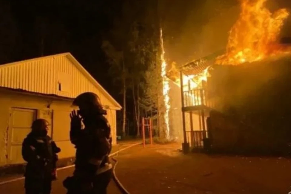 Сгорел спальный корпус в детском лагере «Ленинградец Цвелодубово». Фото: ГУ МЧС России по Ленобласти