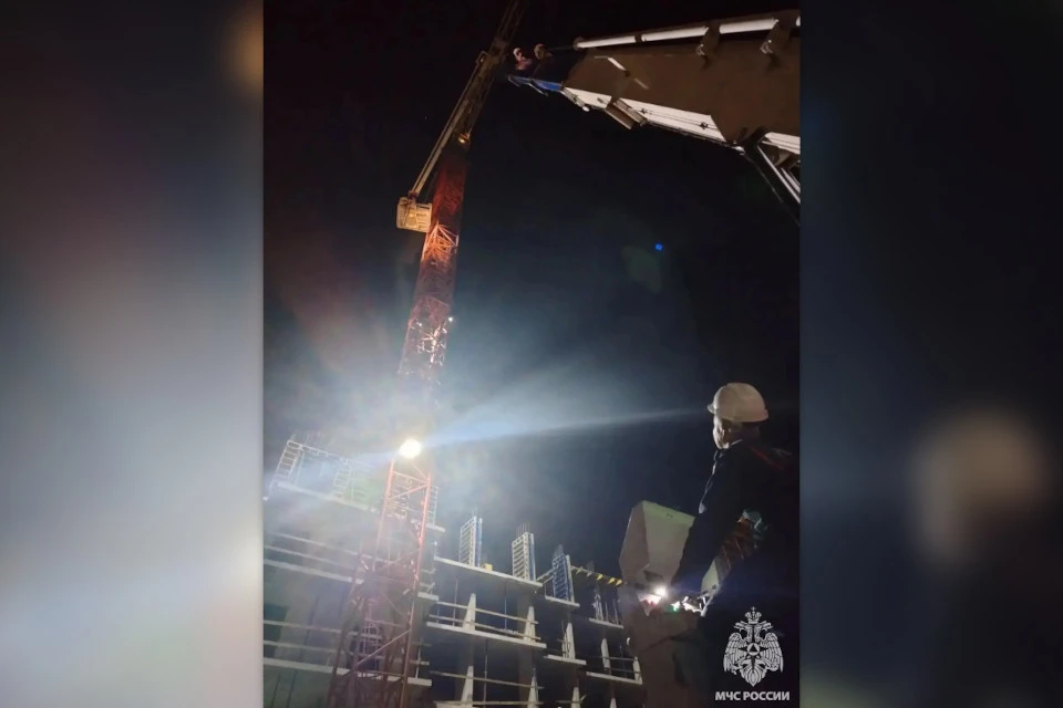 В Твери спасатели выручили крановщика с недомоганием. Фото: пресс-служба ГУ МЧС по Тверской области.