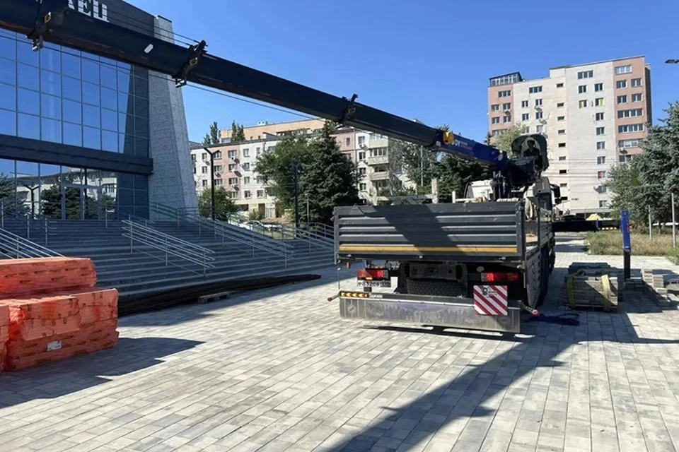 У кинотеатра «Комсомолец» в Мариуполе начали устанавливать фонтан. Фото: «Возродим Донбасс»