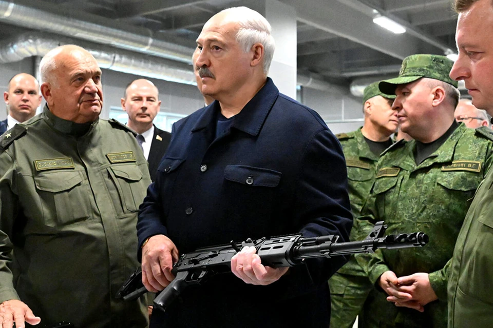 Александр Лукашенко держит в руках первый полностью белорусский автомат ВСК-100Б. Фото: официальный сайт Президента Республики / Беларусь president.gov.by